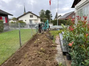 Gartengestaltung mit Baggerarbeiten für eine neue Bepflanzung.
